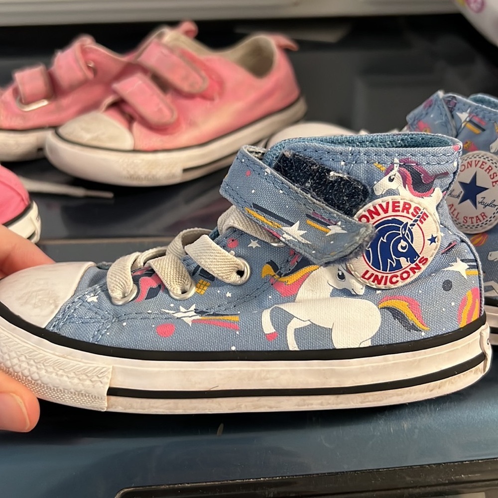 Lot of 2 girls converse size 8